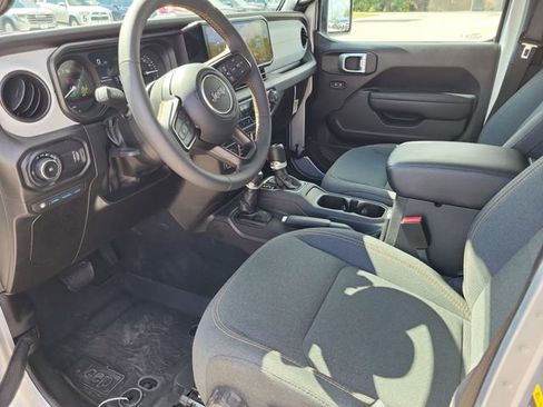 Used 2024 Jeep Wrangler Unlimited image 13