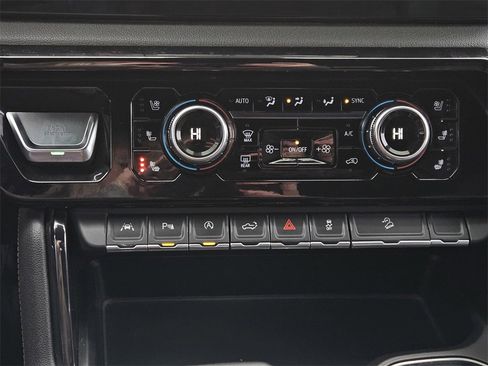 Used 2024 GMC Sierra 1500 AT4 w/ Technology Package image 16