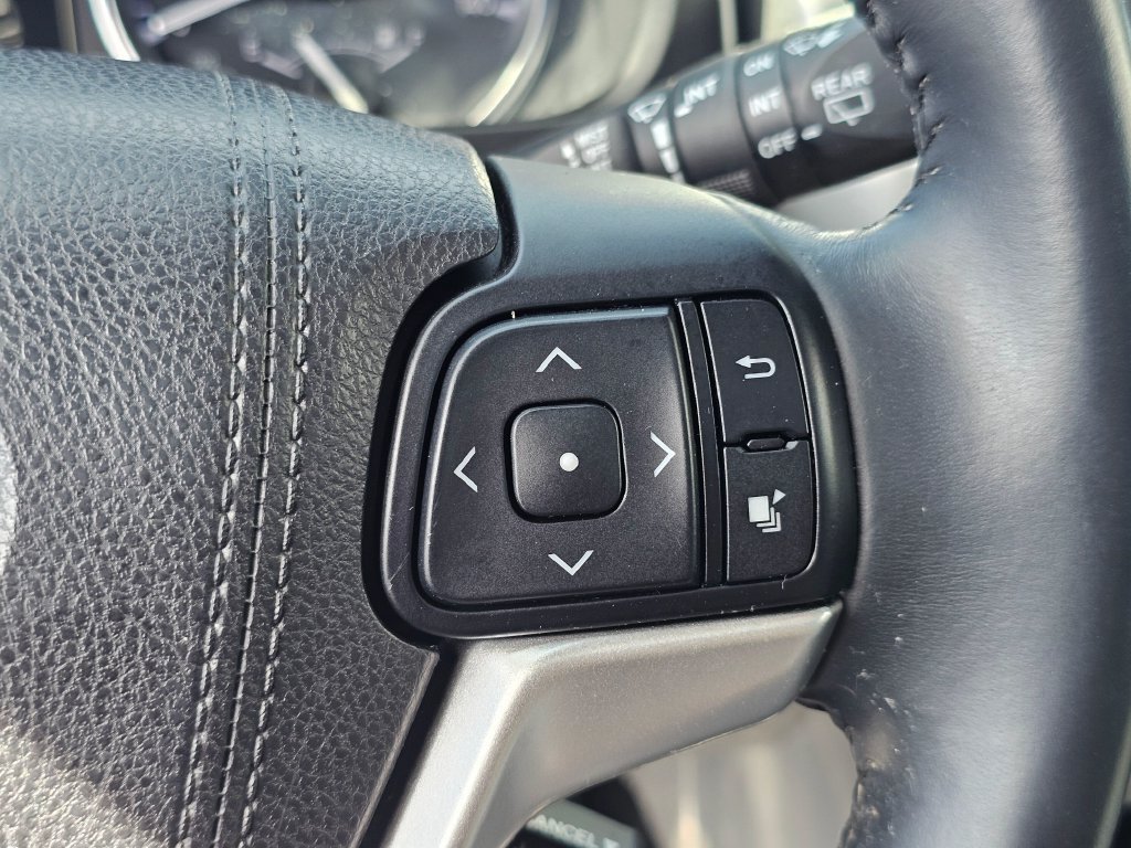 Used 2016 Toyota Highlander XLE AWD/4WD image 30
