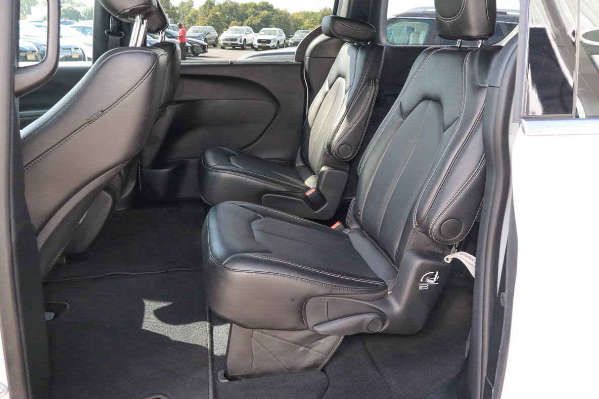Used 2026 Chrysler Pacifica Select FWD image 8