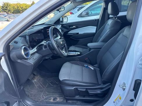 Used 2024 Chevrolet Trax LT w/ Driver Confidence Package FWD image 5