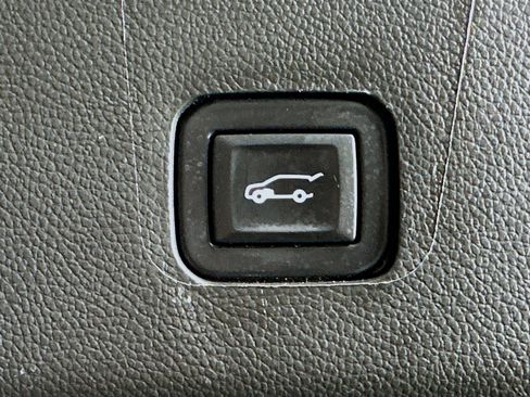 Used 2020 Chevrolet Traverse LT w/ LPO, Blackout Package AWD/4WD image 30