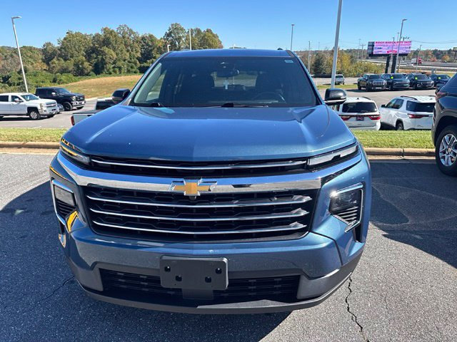 Used 2025 Chevrolet Traverse LT FWD image 2