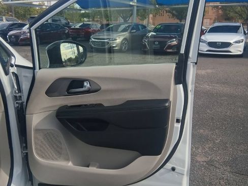 Used 2024 Chrysler Pacifica Touring-L FWD image 5
