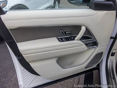 Used 2025 Land Rover Range Rover SV image 36