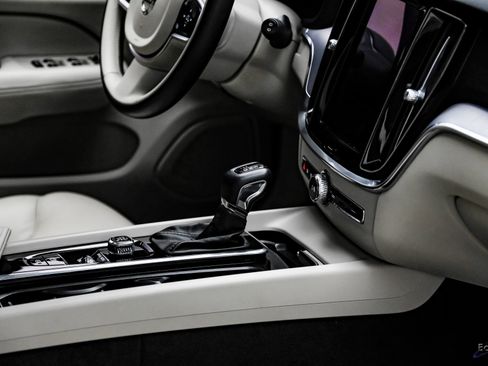 Used 2020 Volvo V60 T5 Momentum w/ Protection Package Premier image 48