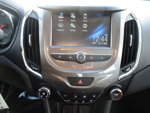 Used 2018 Chevrolet Cruze LT image 17