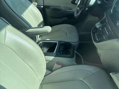 Used 2020 Chrysler Pacifica Limited FWD image 3