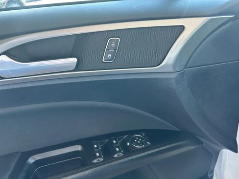 Used 2017 Ford Fusion SE FWD image 12
