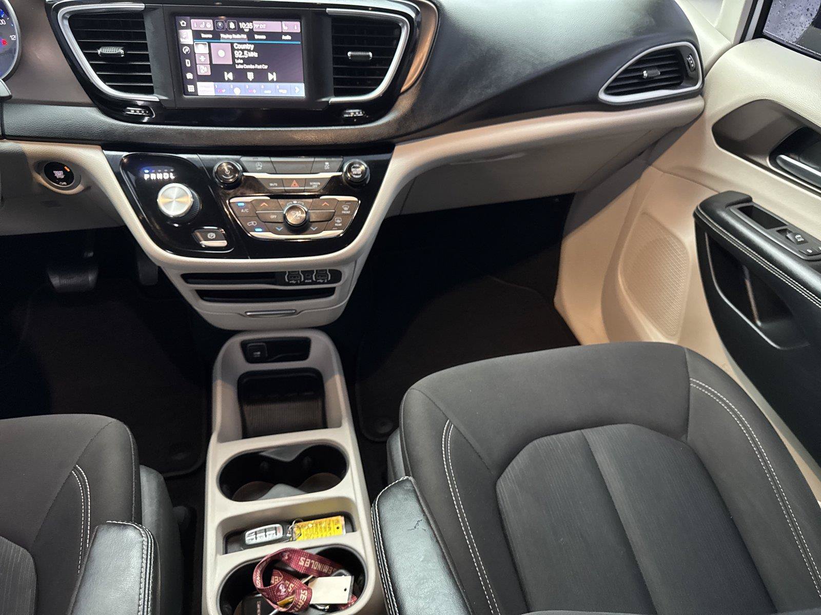 Used 2022 Chrysler Voyager LX FWD image 16