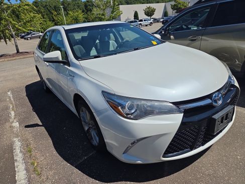 Used 2017 Toyota Camry SE w/ Moonroof Package FWD image 1