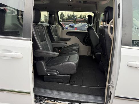 Used 2016 Chrysler Town & Country Touring FWD image 17