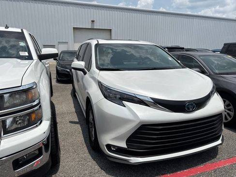 Used 2025 Toyota Sienna XLE w/ XLE Plus Package FWD image 3
