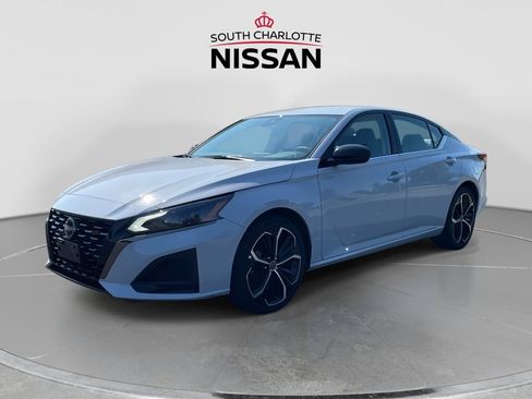 Used 2024 Nissan Altima 2.5 SR FWD image 3