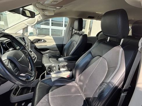Used 2021 Chrysler Pacifica Touring-L FWD image 5