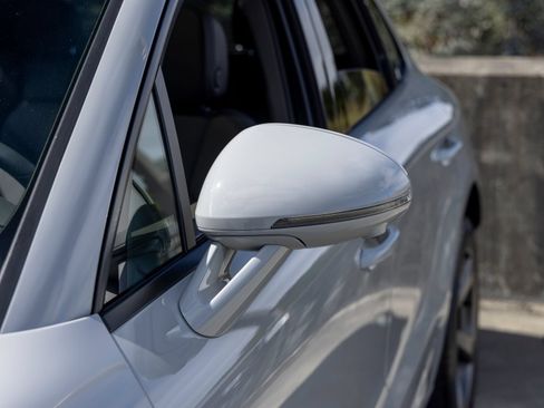 Certified 2025 Porsche Macan AWD/4WD image 17