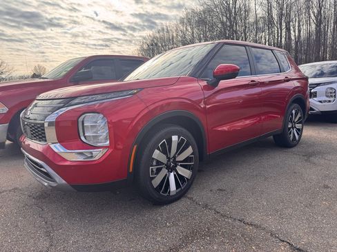 New 2026 Mitsubishi Outlander LE FWD image 2