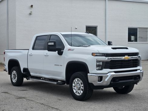 Used 2025 Chevrolet Silverado 2500 LT AWD/4WD image 3