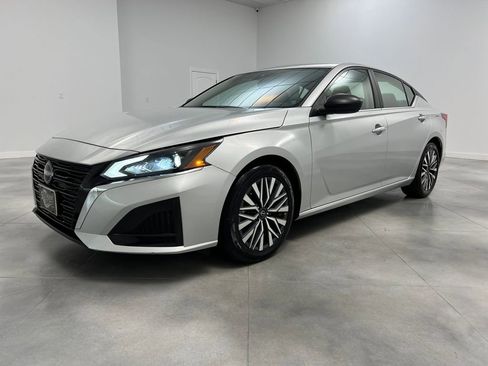 Used 2024 Nissan Altima 2.5 SV image 3