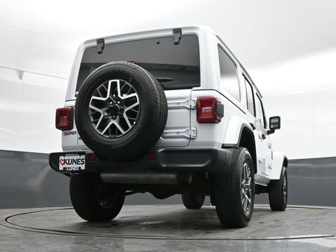 Used 2025 Jeep Wrangler Unlimited Sahara AWD/4WD image 38