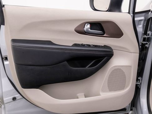 Used 2023 Chrysler Voyager LX image 12