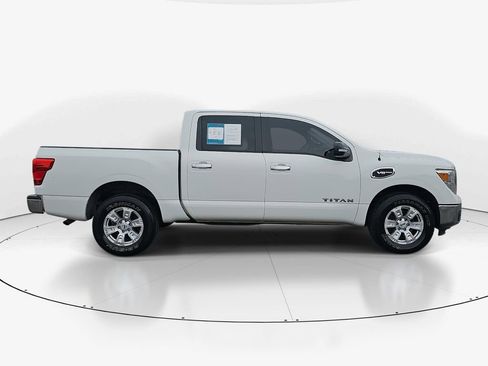 Used 2017 Nissan Titan SV image 4