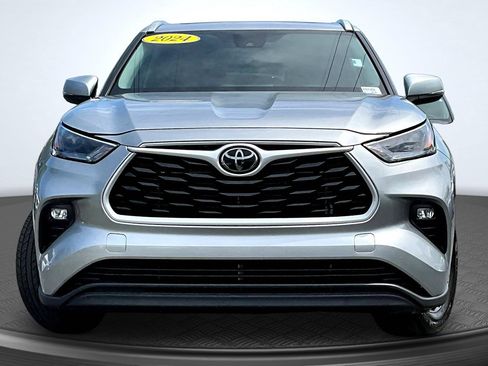 Used 2024 Toyota Highlander XLE AWD/4WD image 2