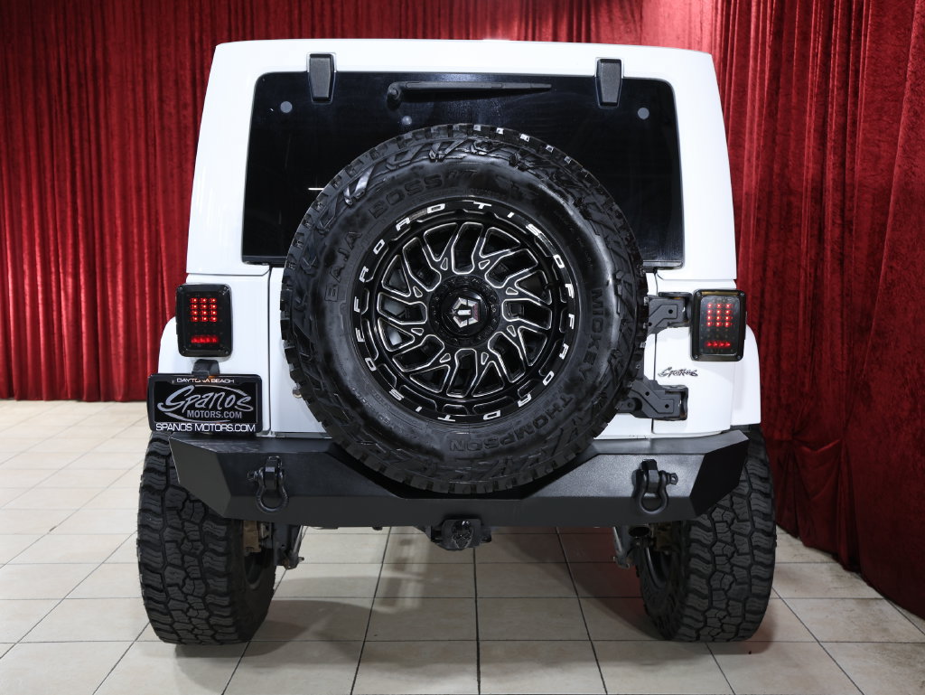 Used 2017 Jeep Wrangler Unlimited Rubicon w/ Connectivity Group AWD/4WD image 9