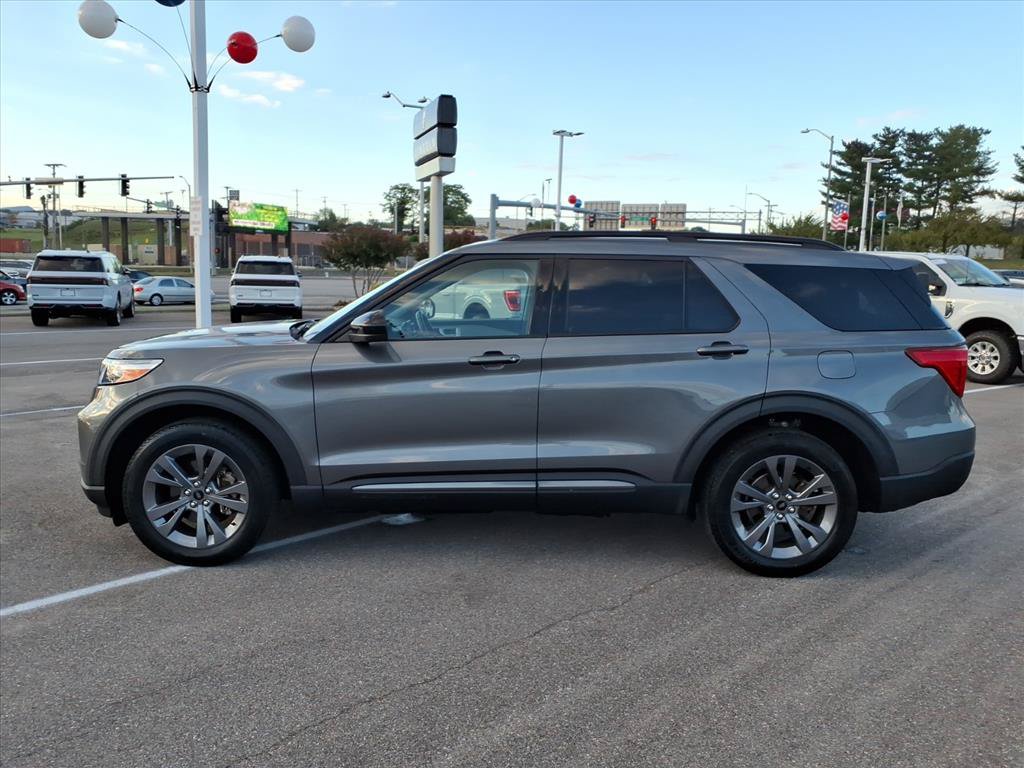 Used 2023 Ford Explorer XLT w/ Equipment Group 202A AWD/4WD image 2