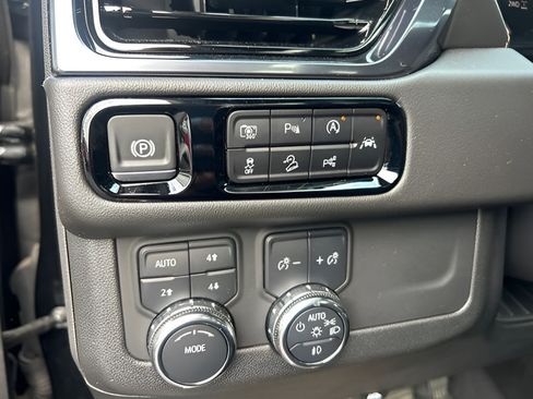 Used 2025 GMC Yukon AT4 AWD/4WD image 11