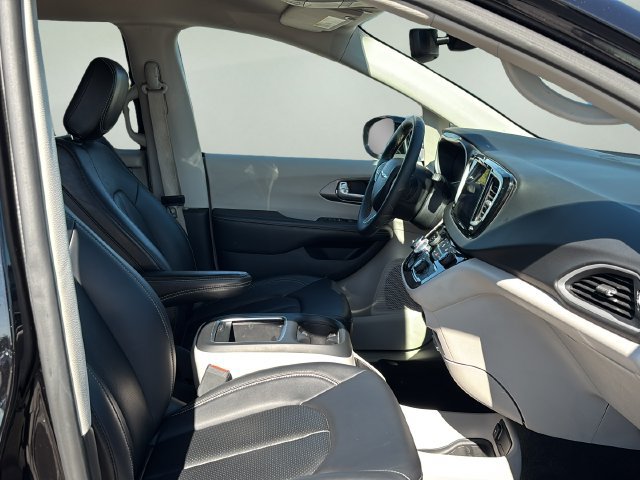 Used 2024 Chrysler Pacifica Touring-L FWD image 10