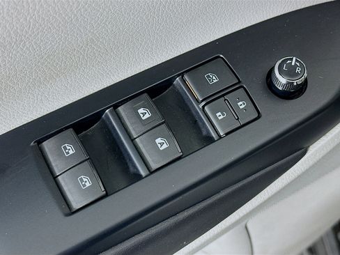 Used 2018 Toyota Highlander XLE w/ Carpet Mat Package (TMS) image 15