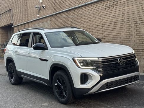 New 2026 Volkswagen Atlas Peak Edition AWD/4WD image 2