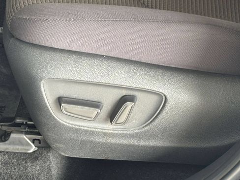 Used 2025 Toyota Highlander LE FWD image 22