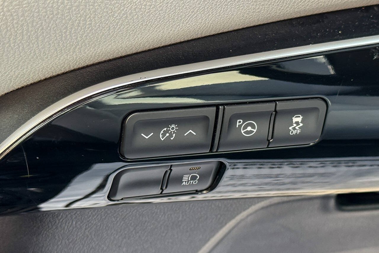 Used 2019 Toyota Prius LE FWD image 21