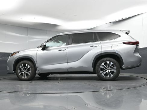 Certified 2024 Toyota Highlander XLE image 31
