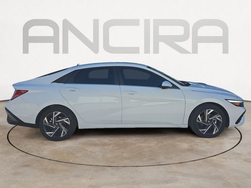 Used 2025 Hyundai Elantra Limited image 10