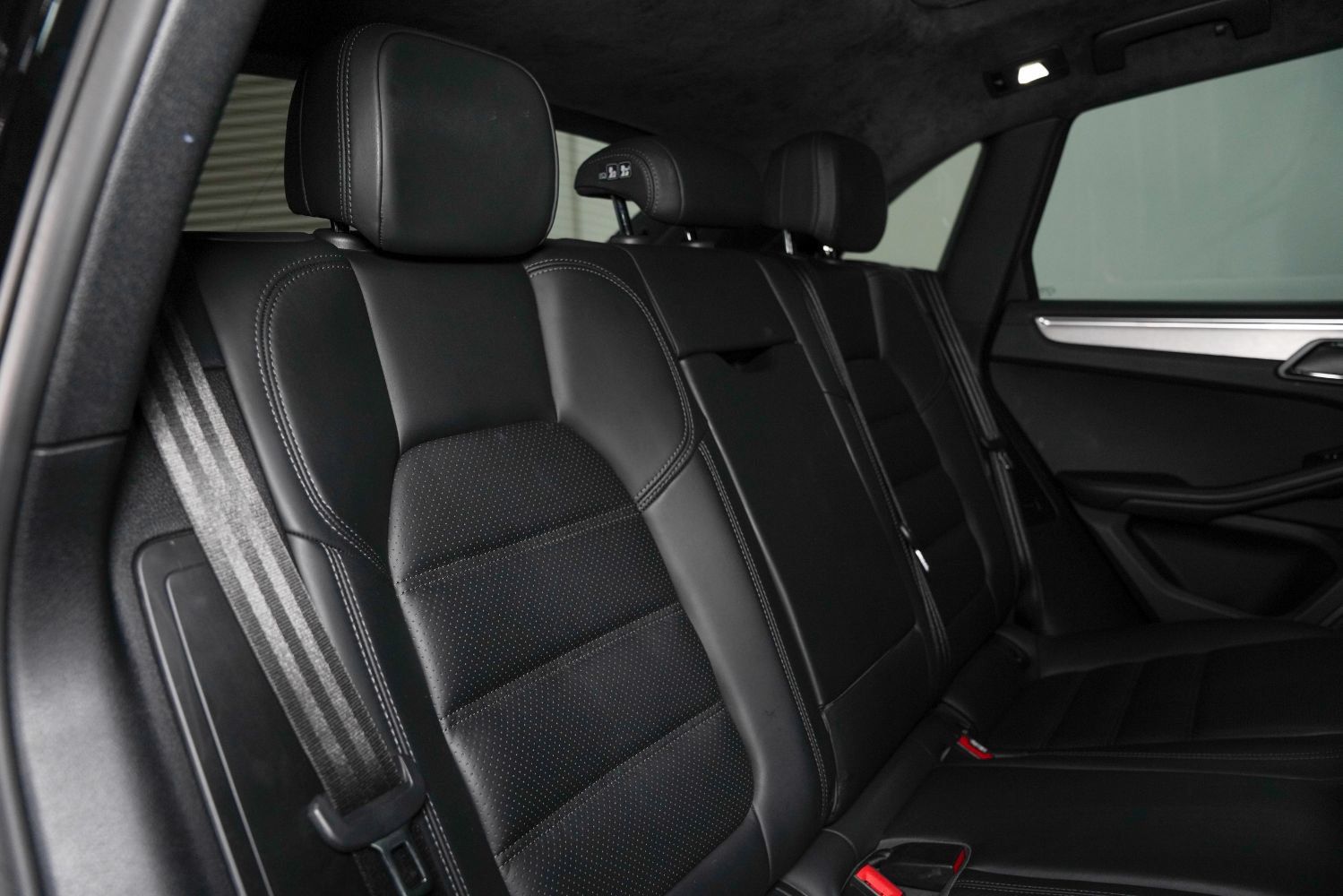 Used 2020 Porsche Macan Turbo AWD/4WD image 35