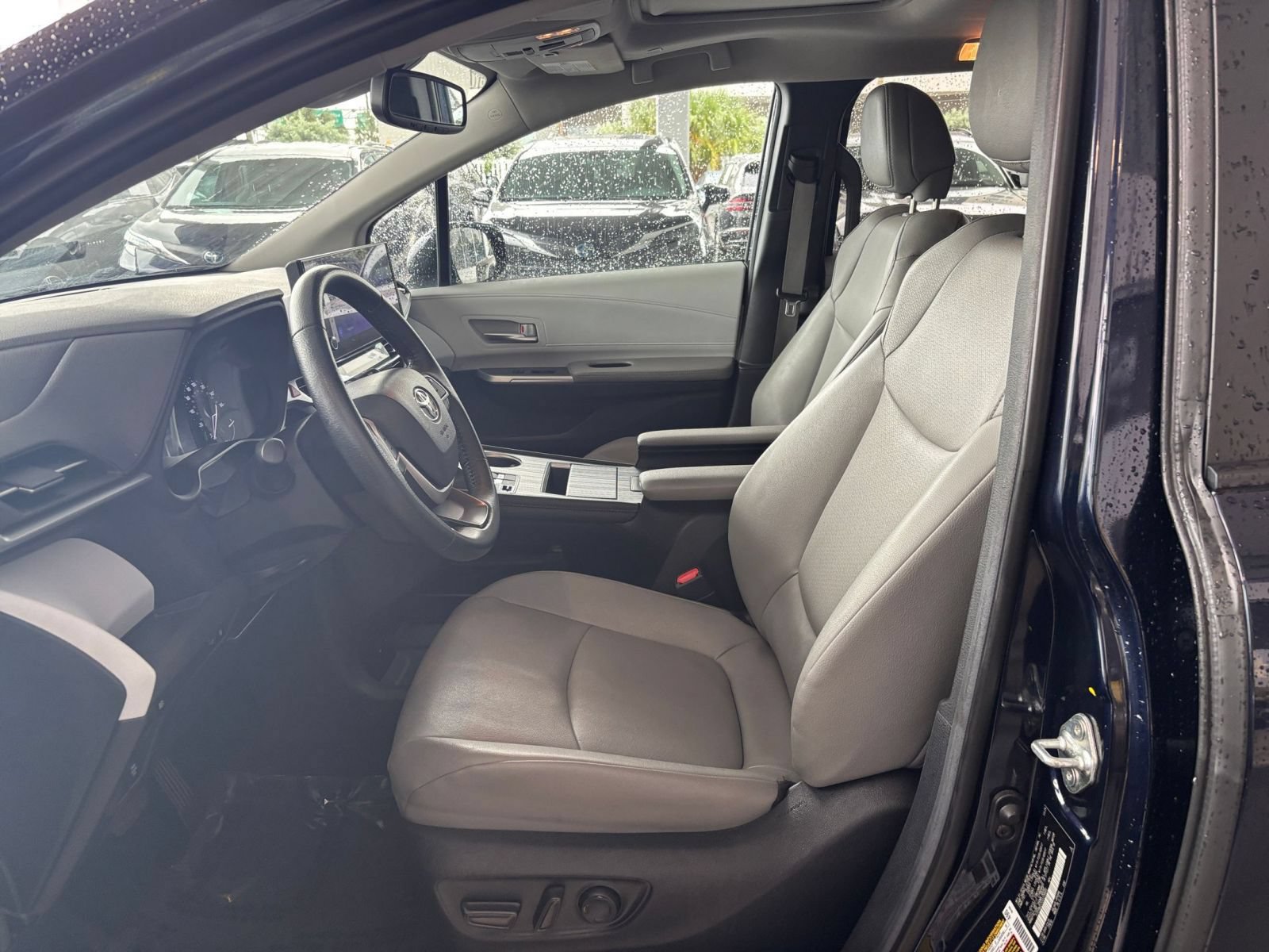 Used 2025 Toyota Sienna XLE FWD image 28