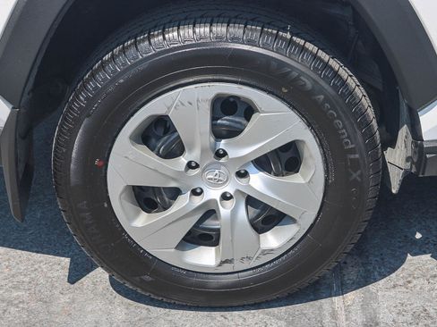 Used 2021 Toyota RAV4 LE FWD image 12