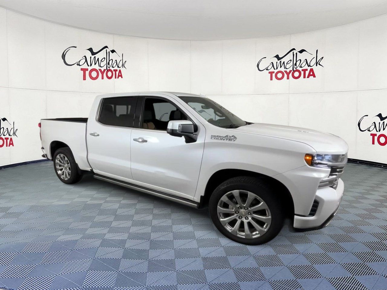 Used 2019 Chevrolet Silverado 1500 High Country w/ Technology Package AWD/4WD image 2
