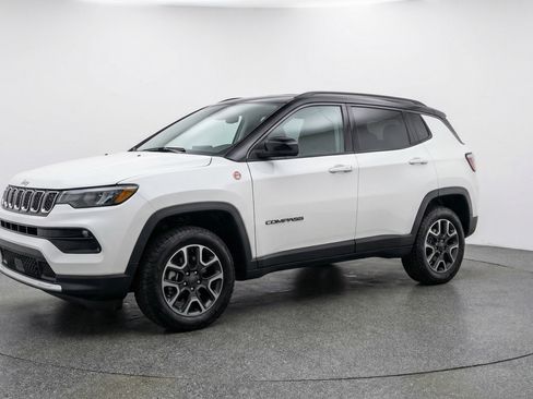 Used 2025 Jeep Compass Trailhawk image 3