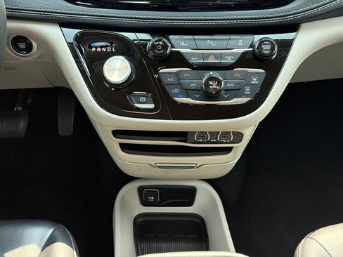 Used 2023 Chrysler Pacifica Touring-L FWD image 25