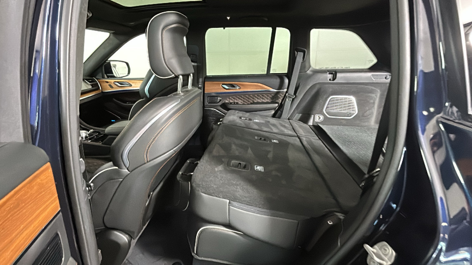 Used 2022 Jeep Grand Cherokee Summit AWD/4WD image 33