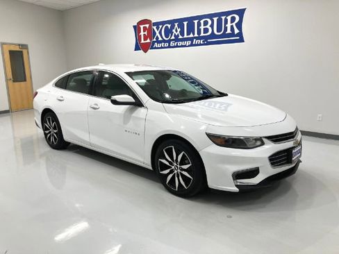 Used 2018 Chevrolet Malibu LT w/ Driver Confidence Package image 2