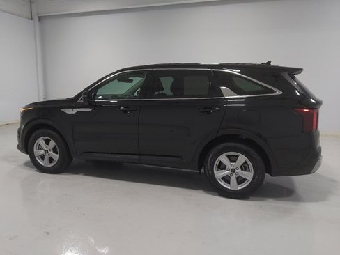Used 2024 Kia Sorento LX FWD image 3