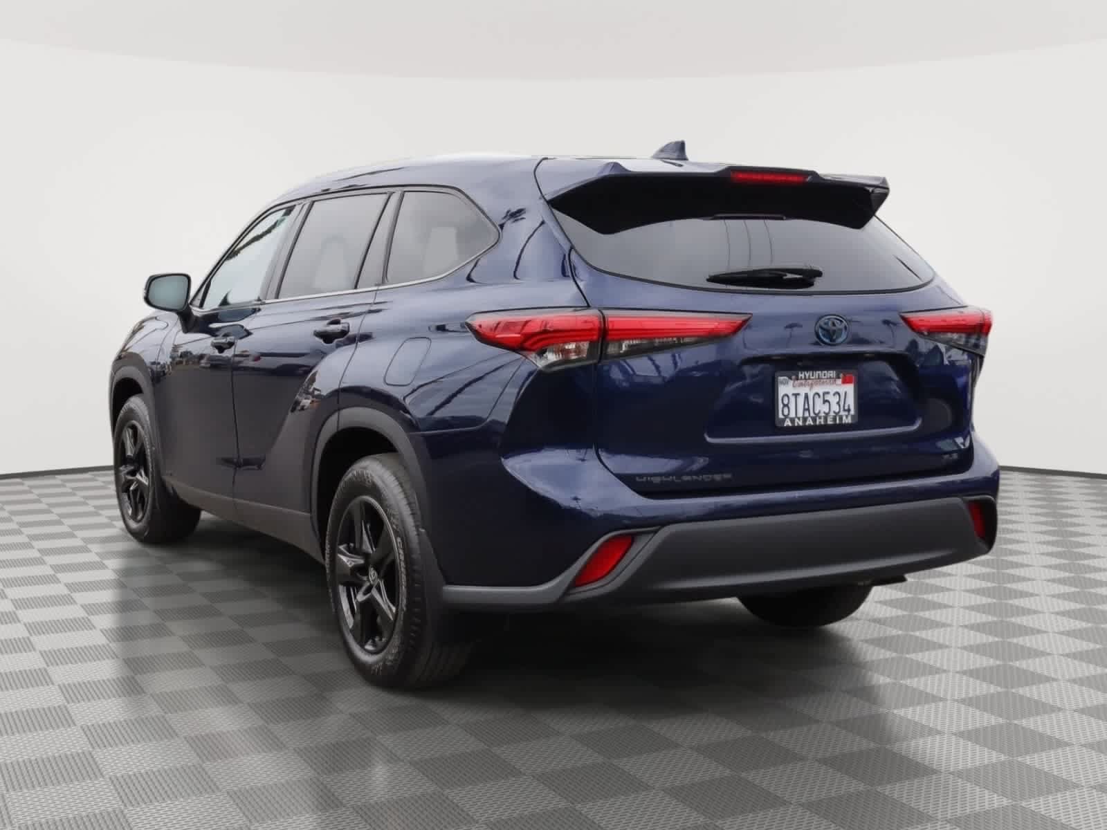 Used 2021 Toyota Highlander XLE AWD/4WD image 9