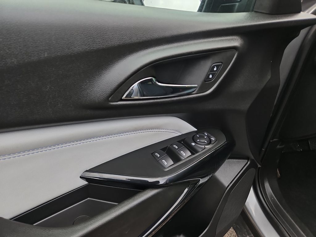 Used 2025 Chevrolet Trax LT FWD image 24
