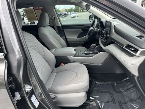 Used 2022 Toyota Highlander LE AWD/4WD image 34