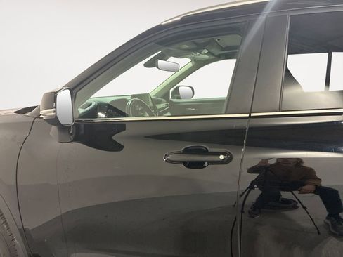 Used 2023 Toyota Highlander XLE AWD/4WD image 9